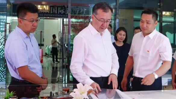 新疆維吾爾自治區(qū)領(lǐng)導(dǎo)伊力扎提·艾合買提江蒞臨五江溫泉城視察指導(dǎo)